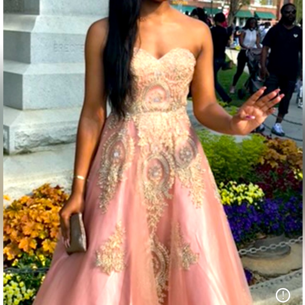 Beautiful dress,floor length, pink w/ detail. My daughter dress only worn once.